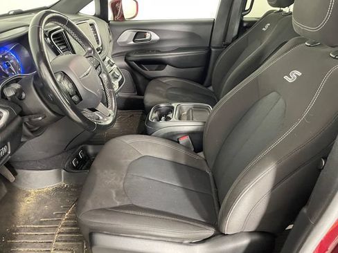 Used 2021 Chrysler Pacifica Touring w/ S Appearance Package FWD image 2