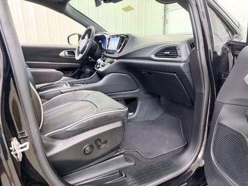 Used 2025 Chrysler Pacifica Limited FWD image 34
