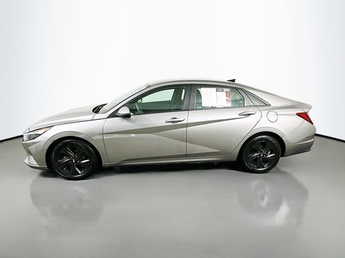 Used 2022 Hyundai Elantra SEL w/ Preferred Accessory Package image 5