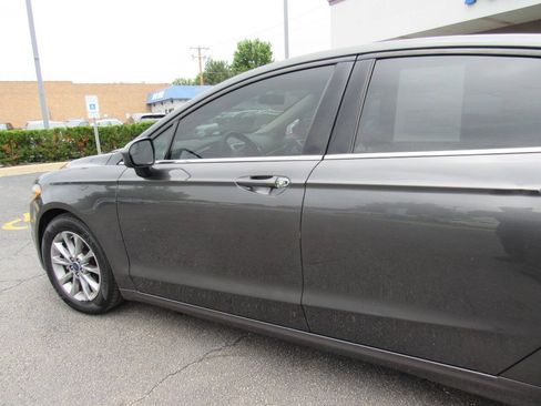 Used 2017 Ford Fusion SE w/ Fusion SE Technology Package FWD image 10