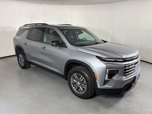 Used 2025 Chevrolet Traverse LT FWD image 2