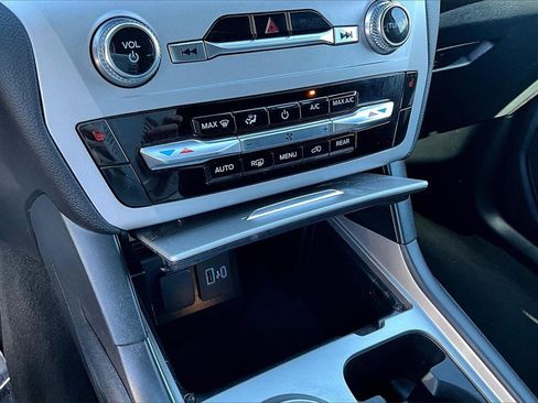 Used 2023 Ford Explorer XLT image 15