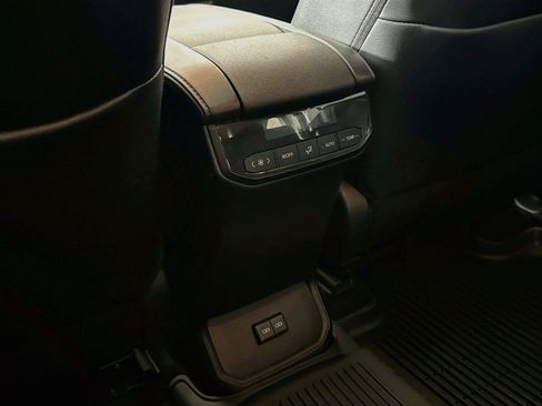 Certified 2025 Toyota Highlander XLE FWD image 35