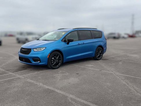 New 2026 Chrysler Pacifica Select image 4