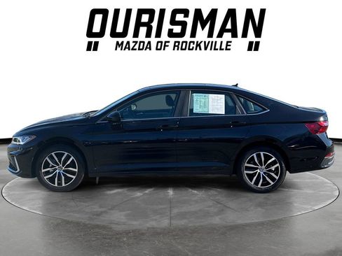 Used 2025 Volkswagen Jetta SE image 3