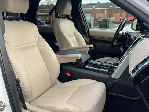 Used 2018 Land Rover Discovery HSE image 16