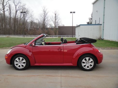 Used 2010 Volkswagen Beetle Final Edition FWD image 13