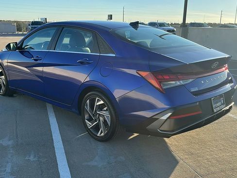 Used 2025 Hyundai Elantra Limited image 10