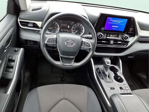 Used 2024 Toyota Highlander LE FWD image 18