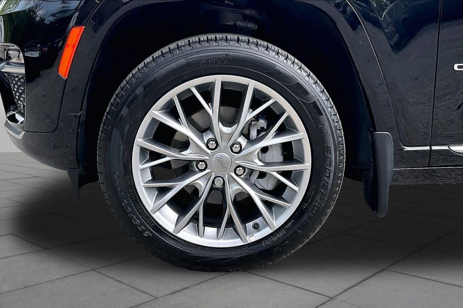 Used 2025 Jeep Grand Cherokee Summit w/ MOPAR Finishing Package AWD/4WD image 11