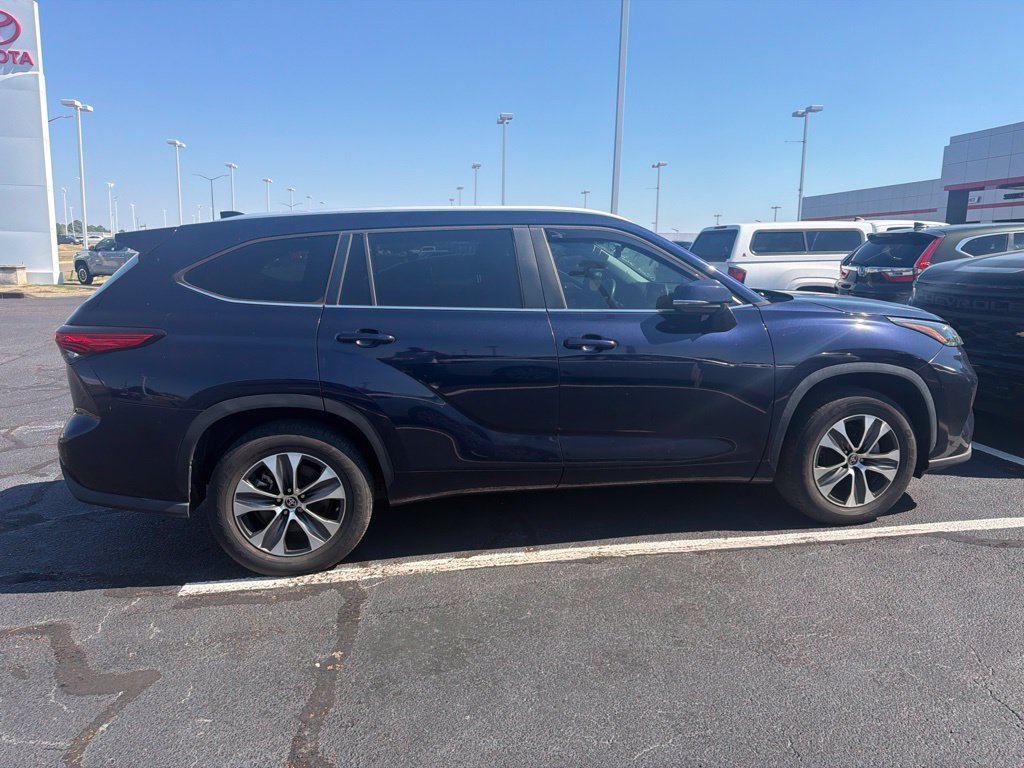 Used 2023 Toyota Highlander XLE FWD image 4