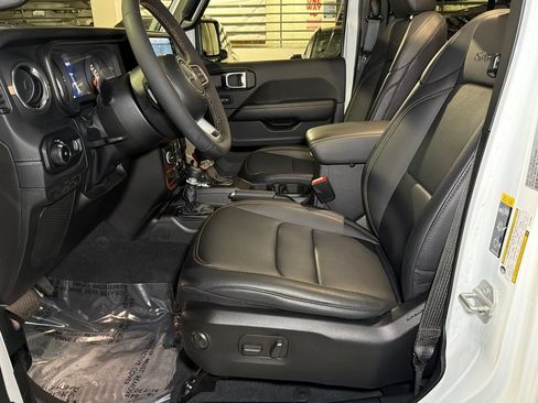 Used 2024 Jeep Wrangler Unlimited Sahara AWD/4WD image 17