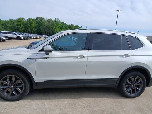 Used 2023 Volkswagen Tiguan SE w/ Panoramic Sunroof Package AWD/4WD image 2