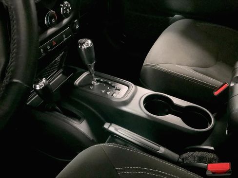 Used 2018 Jeep Wrangler Unlimited Sahara image 14