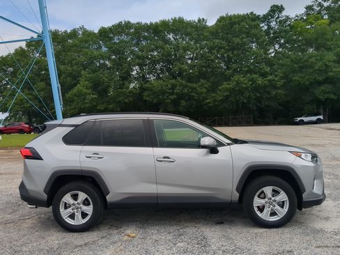 Used 2021 Toyota RAV4 XLE w/ Convenience Package FWD image 2
