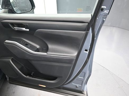 Used 2020 Toyota Highlander XLE FWD image 12