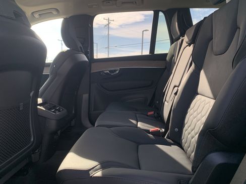 Used 2025 Volvo XC90 B6 Plus image 32