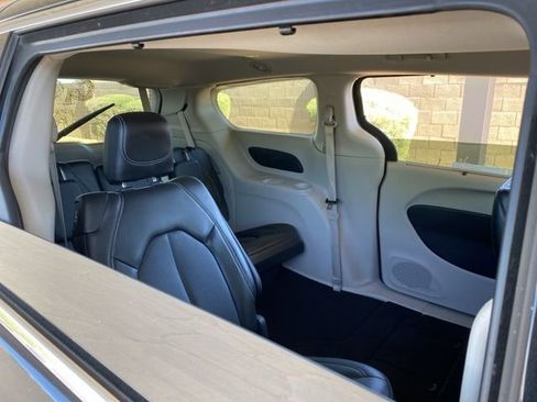 Used 2024 Chrysler Pacifica Touring-L image 6