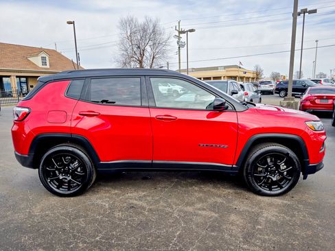 Used 2024 Jeep Compass Latitude w/ Sun and Sound Group image 22