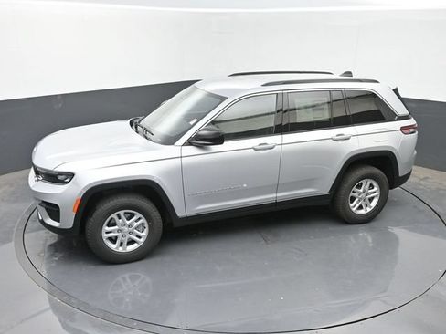 Used 2025 Jeep Grand Cherokee Laredo AWD/4WD image 36