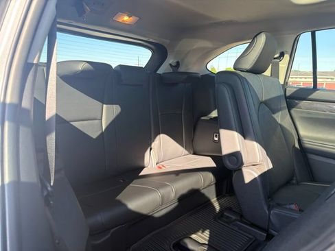 Used 2024 Toyota Highlander Platinum AWD/4WD image 13
