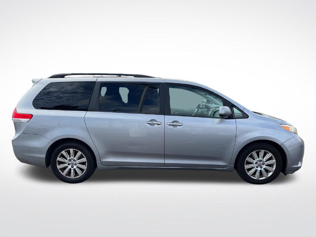 Used 2011 Toyota Sienna Limited w/ Premium Pkg FWD image 6