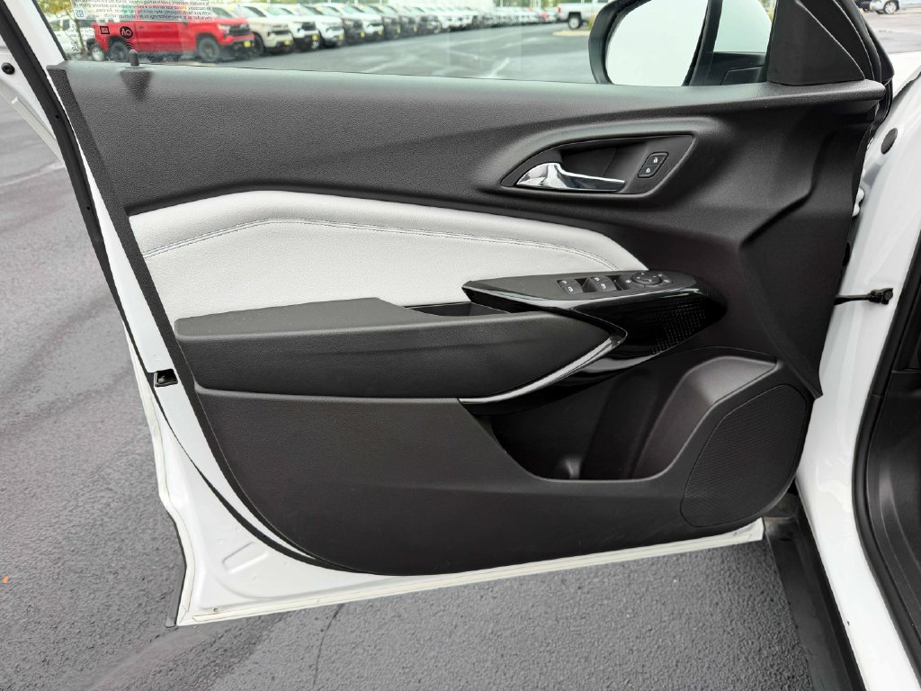 Used 2025 Chevrolet Trax LT FWD image 26