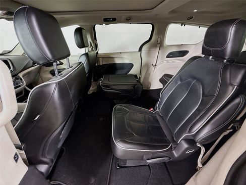 Used 2023 Chrysler Pacifica Limited FWD image 19