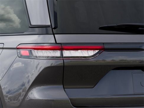 New 2025 Jeep Grand Cherokee Altitude image 5