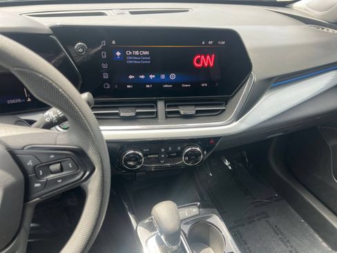 Used 2025 Chevrolet Trax LT FWD image 17