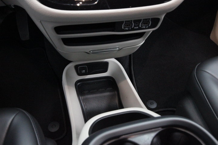 Used 2023 Chrysler Pacifica Touring-L FWD image 23