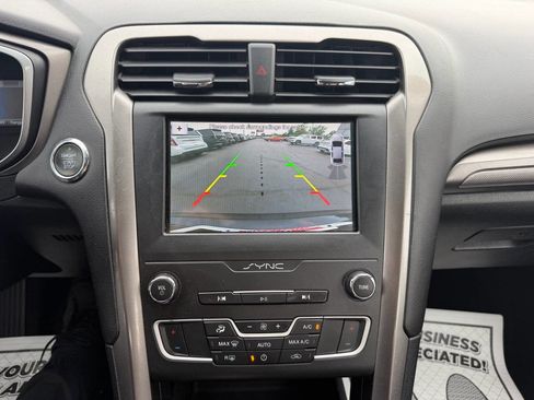 Used 2019 Ford Fusion SE FWD image 14