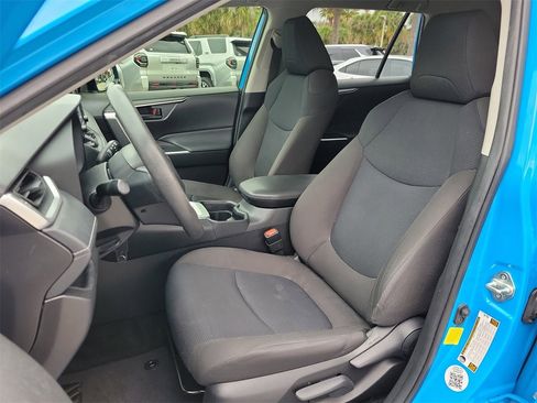 Used 2021 Toyota RAV4 LE image 16