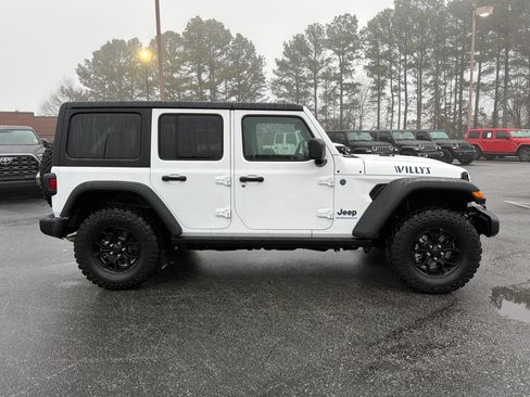 Used 2025 Jeep Wrangler Willys image 5