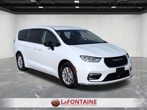 Used 2024 Chrysler Pacifica Touring-L FWD image 7