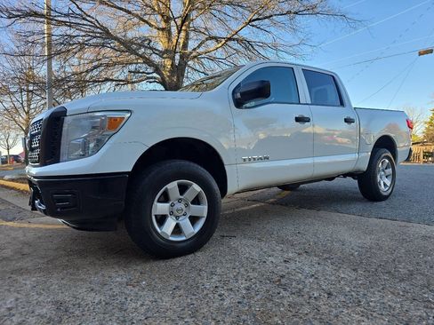 Used 2017 Nissan Titan S image 2