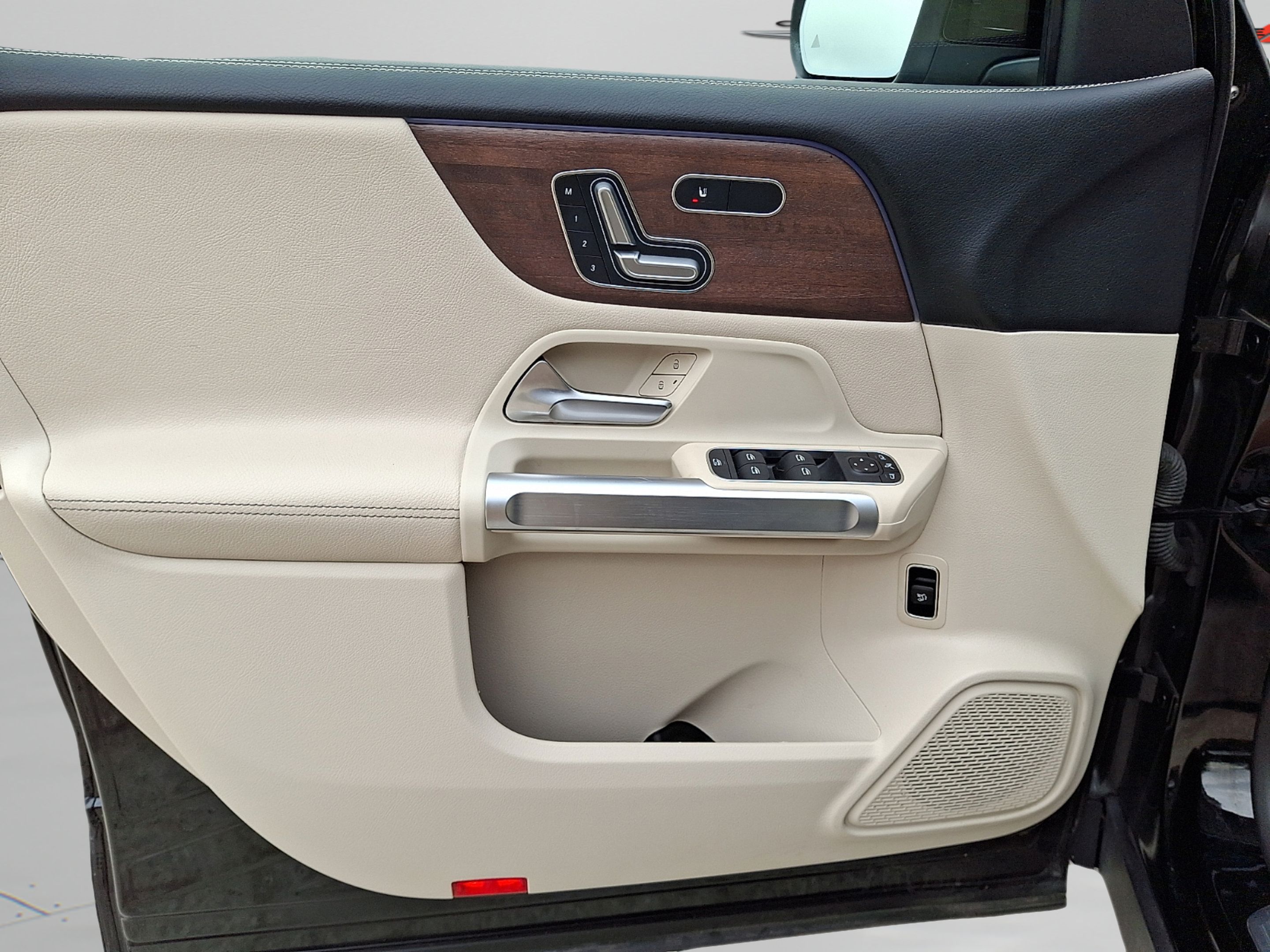Used 2023 Mercedes-Benz GLB 250 4MATIC image 11