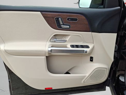 Used 2023 Mercedes-Benz GLB 250 4MATIC image 11