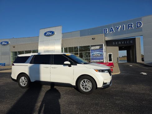 Used 2024 Kia Carnival LX image 1