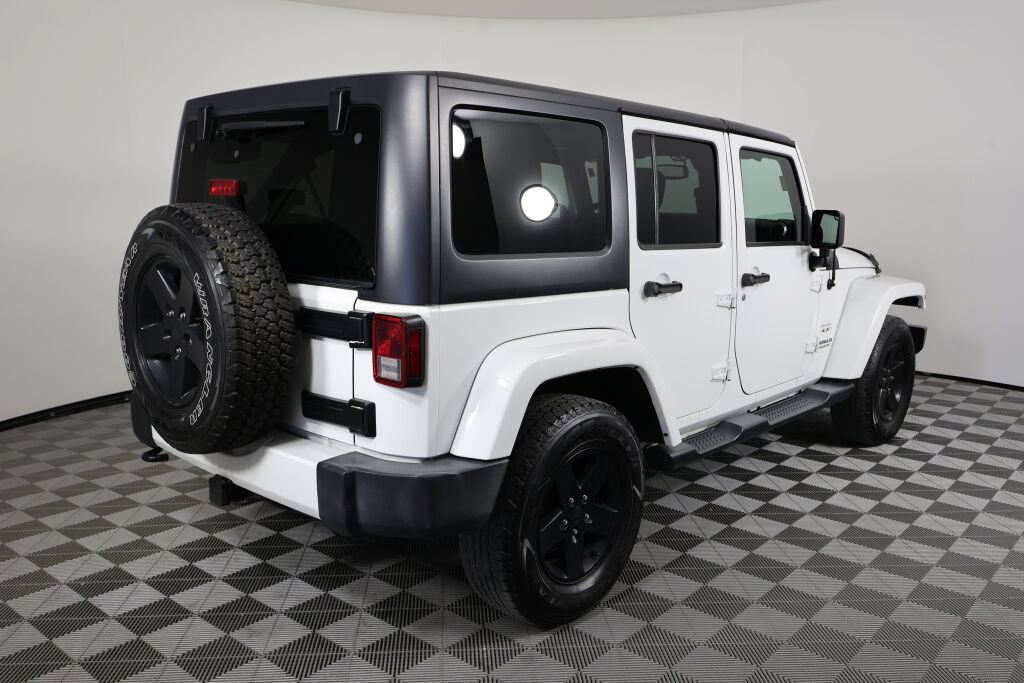 Used 2016 Jeep Wrangler Unlimited Sahara w/ Connectivity Group AWD/4WD image 2