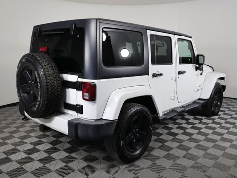 Used 2016 Jeep Wrangler Unlimited Sahara w/ Connectivity Group AWD/4WD image 2
