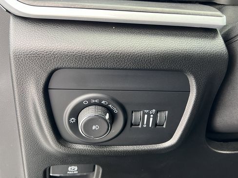 Used 2024 Jeep Grand Cherokee Limited w/ Luxury Tech Group II image 16