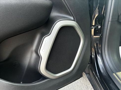 Used 2021 Jeep Renegade Latitude w/ Luxury Group II image 14