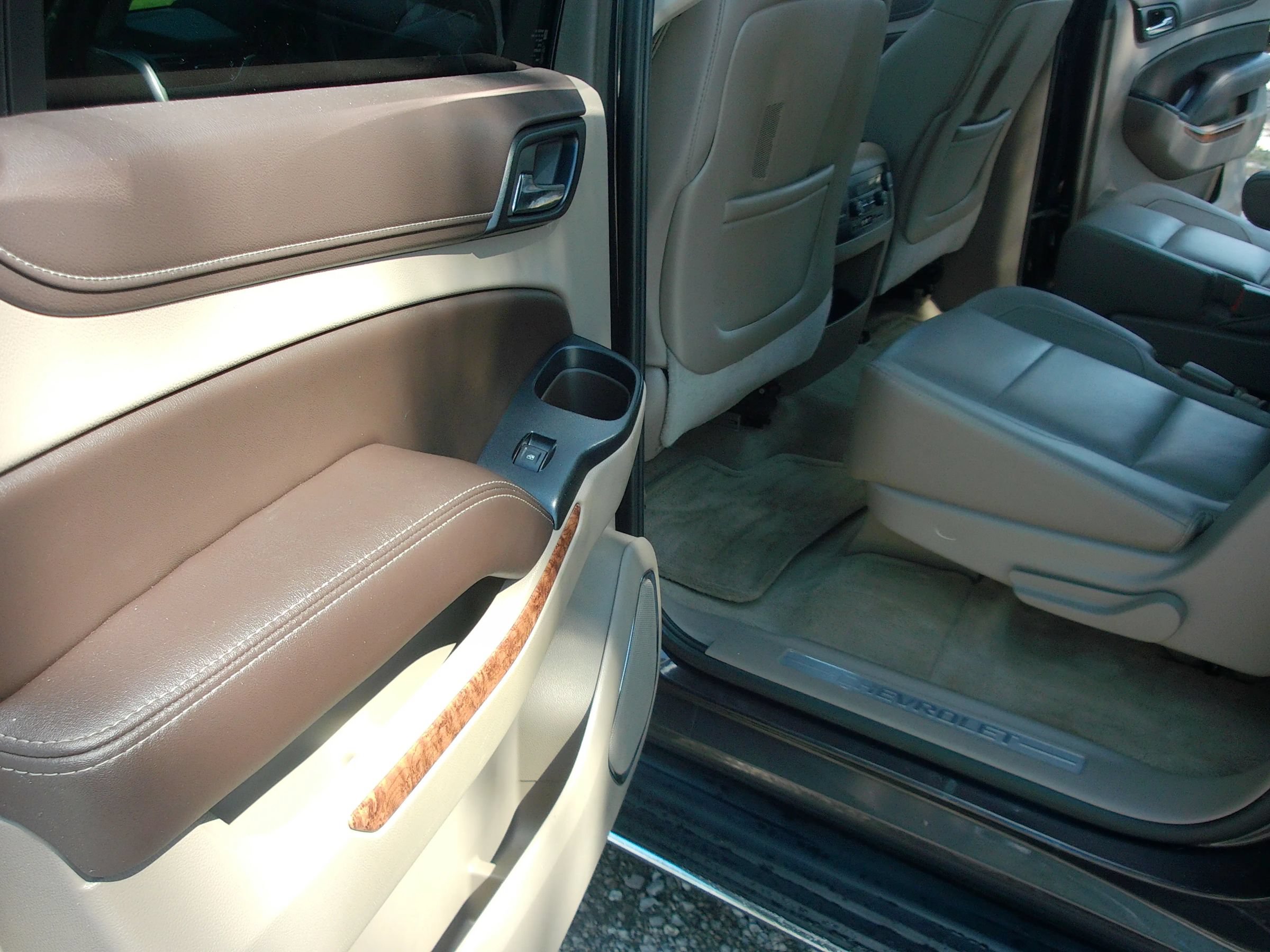 Used 2015 Chevrolet Suburban LTZ RWD image 30
