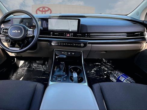 Used 2025 Kia Carnival LX image 14