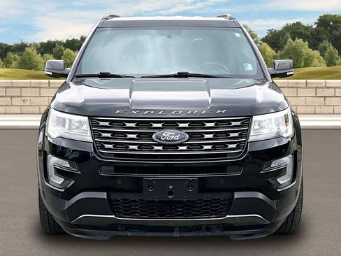 Used 2017 Ford Explorer XLT w/ Equipment Group 202A FWD image 3
