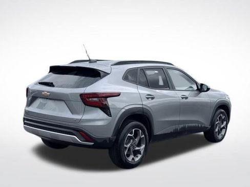 Used 2025 Chevrolet Trax LT w/ LT Convenience Package FWD image 6