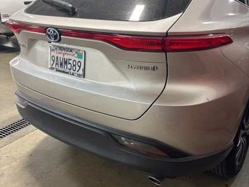 Used 2022 Toyota Venza LE AWD/4WD image 3