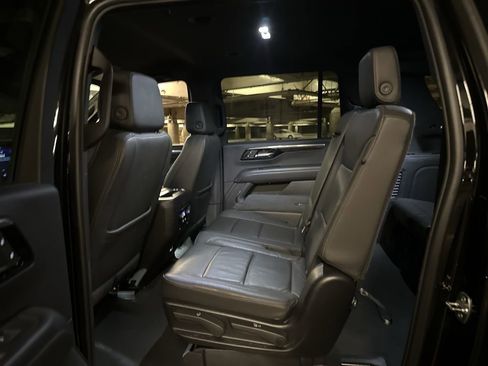 Used 2025 Chevrolet Suburban Z71 image 7