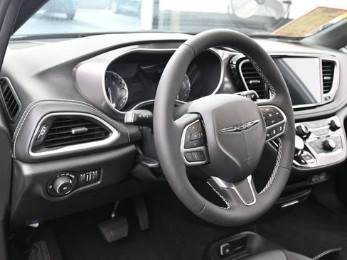 Used 2025 Chrysler Pacifica Select FWD image 13